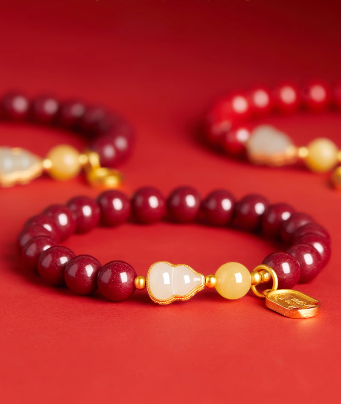 Bracelet en cinabre fait main avec pièce d'or, perle d'ambre et gourde de jade - Prospérité, paix et bonne fortune
